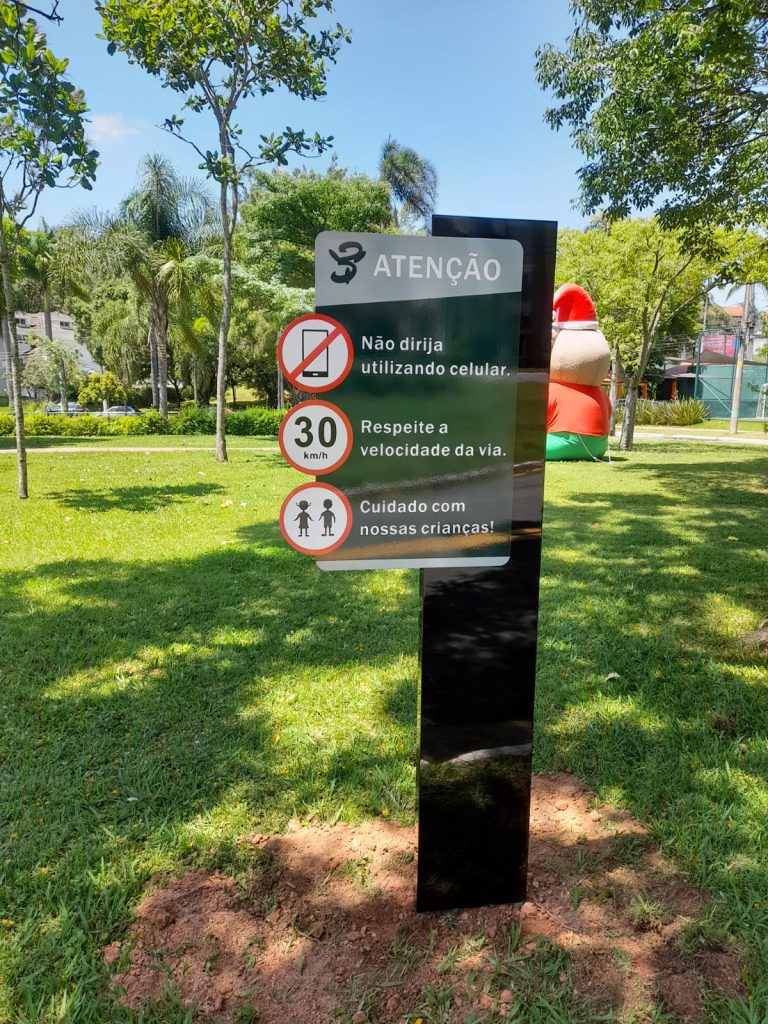 Totem em ACM Sinalização Interna e Externa: Benefícios, Tipos e Por Que Usar